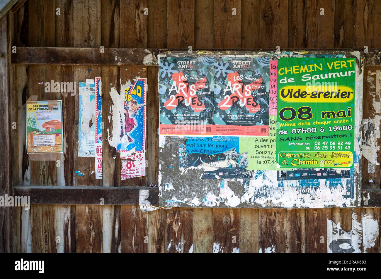 Manifesti usurati e sbucciati su una bacheca di legno nella Valle della Loira di Montsoreau, Francia, Foto Stock