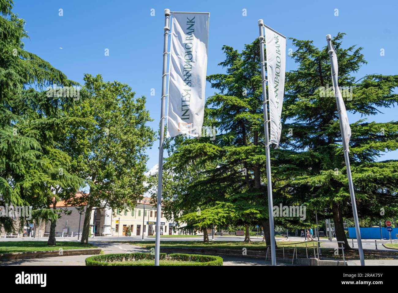 Capodistria, Slovenia. 2 luglio 2023. L'edificio della sede della filiale intesa Sanpaolo nel centro della città Foto Stock
