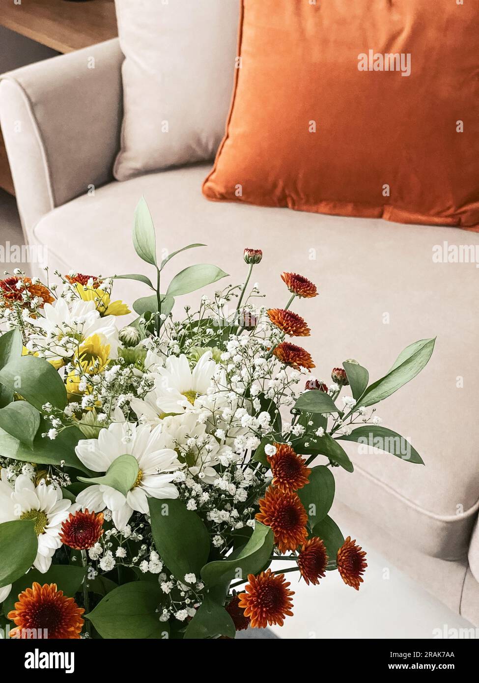 Bouquet di crisantemi di diversi colori in un vaso all'interno del soggiorno da vicino Foto Stock