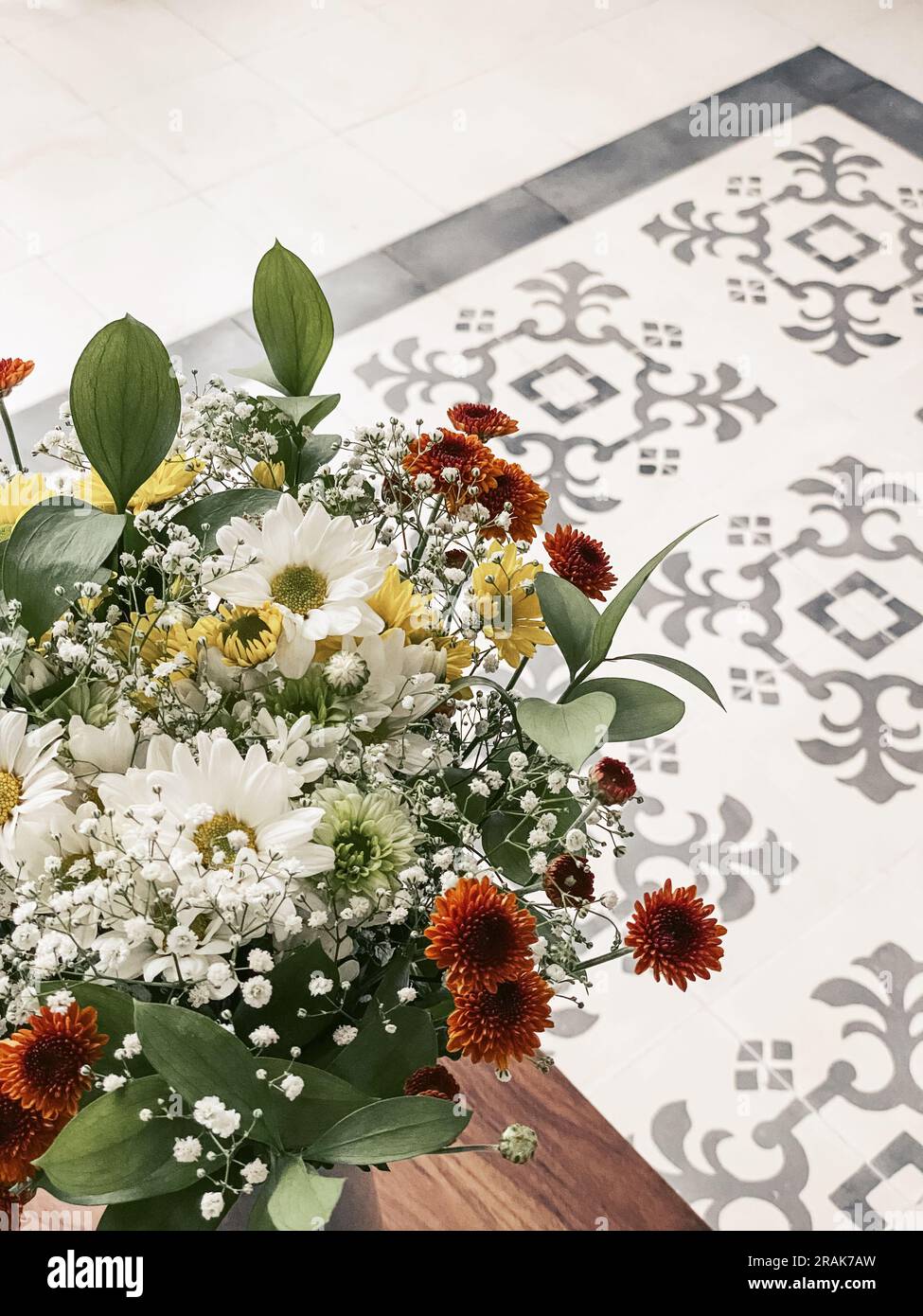 Bouquet di crisantemi di diversi colori in un vaso all'interno del soggiorno da vicino Foto Stock