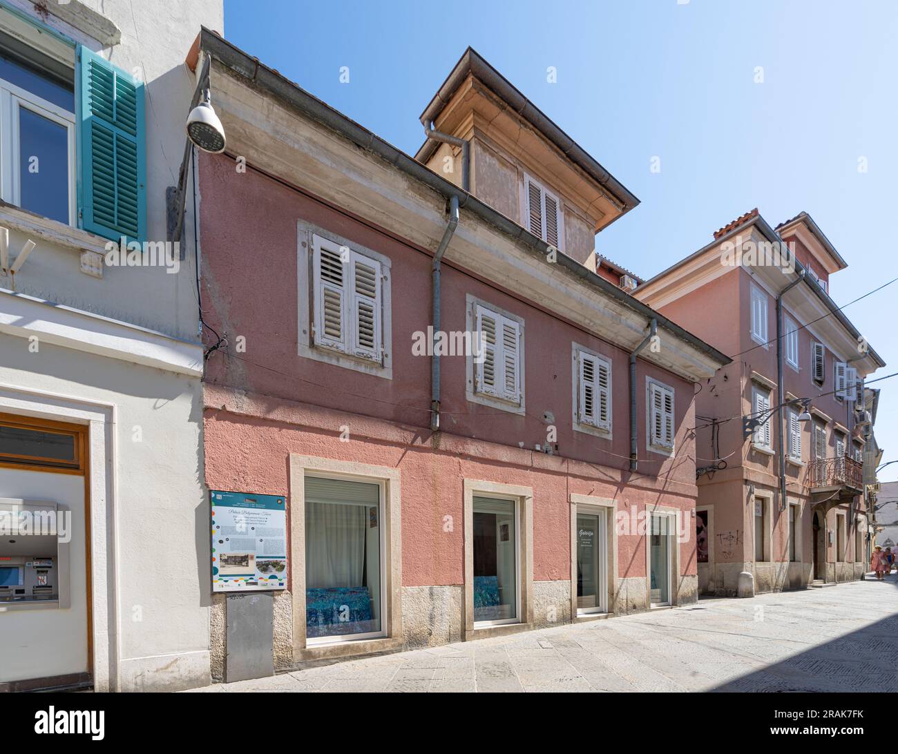 Capodistria, Slovenia. 2 luglio 2023. Vista sulla facciata esterna dell'antico palazzo Belgramoni - tacco nel centro della città Foto Stock