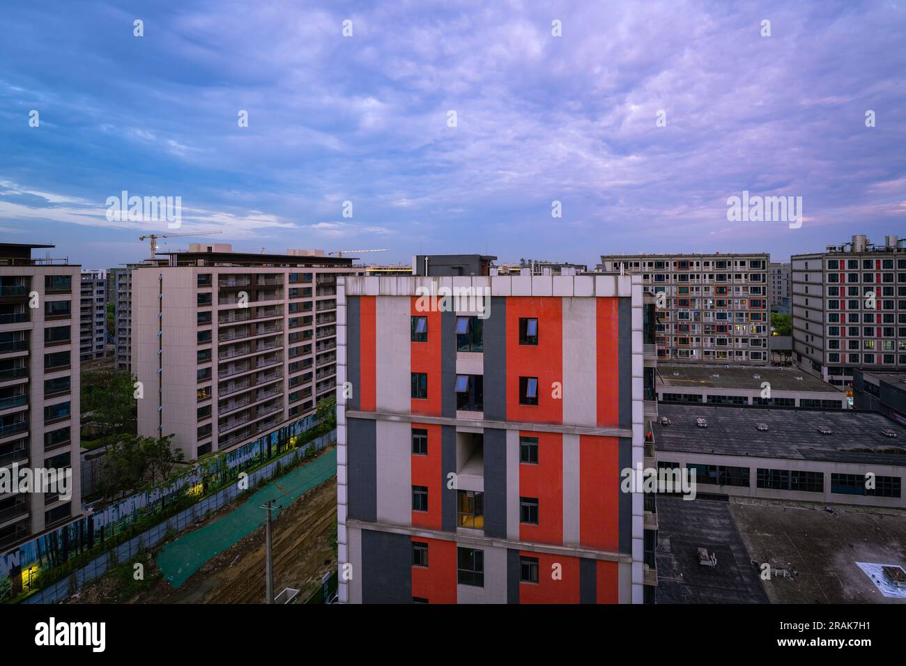 Crepuscolo al Chengdu Business City con il tramonto che gialla il cielo. Foto Stock