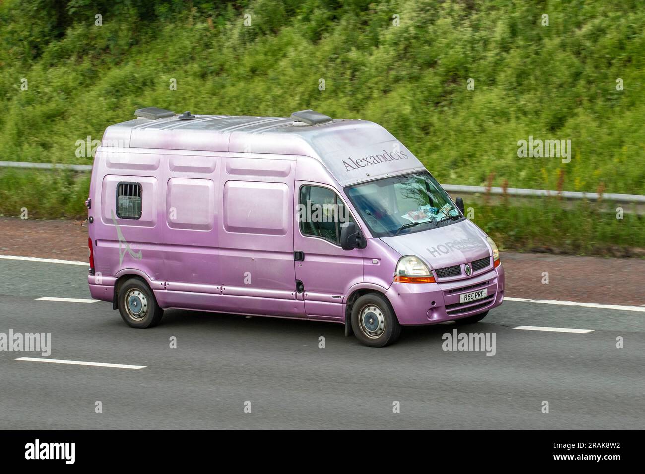 2006 rosa sbiadito Renault Master Lh35 DCI 120 LWB Alexanders Horsebox che viaggia a velocità sostenuta sull'autostrada M6 a Greater Manchester, Regno Unito Foto Stock