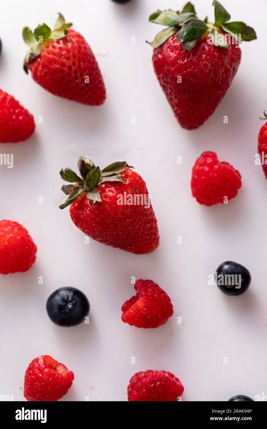 frutti rossi crudi biologici come fragole, mirtilli e lamponi Foto Stock
