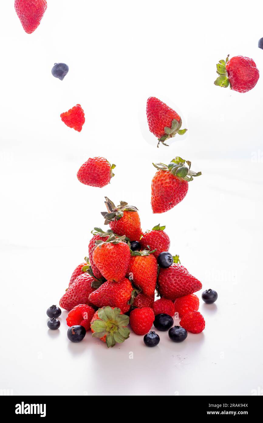 frutti rossi crudi biologici come fragole, mirtilli e lamponi Foto Stock