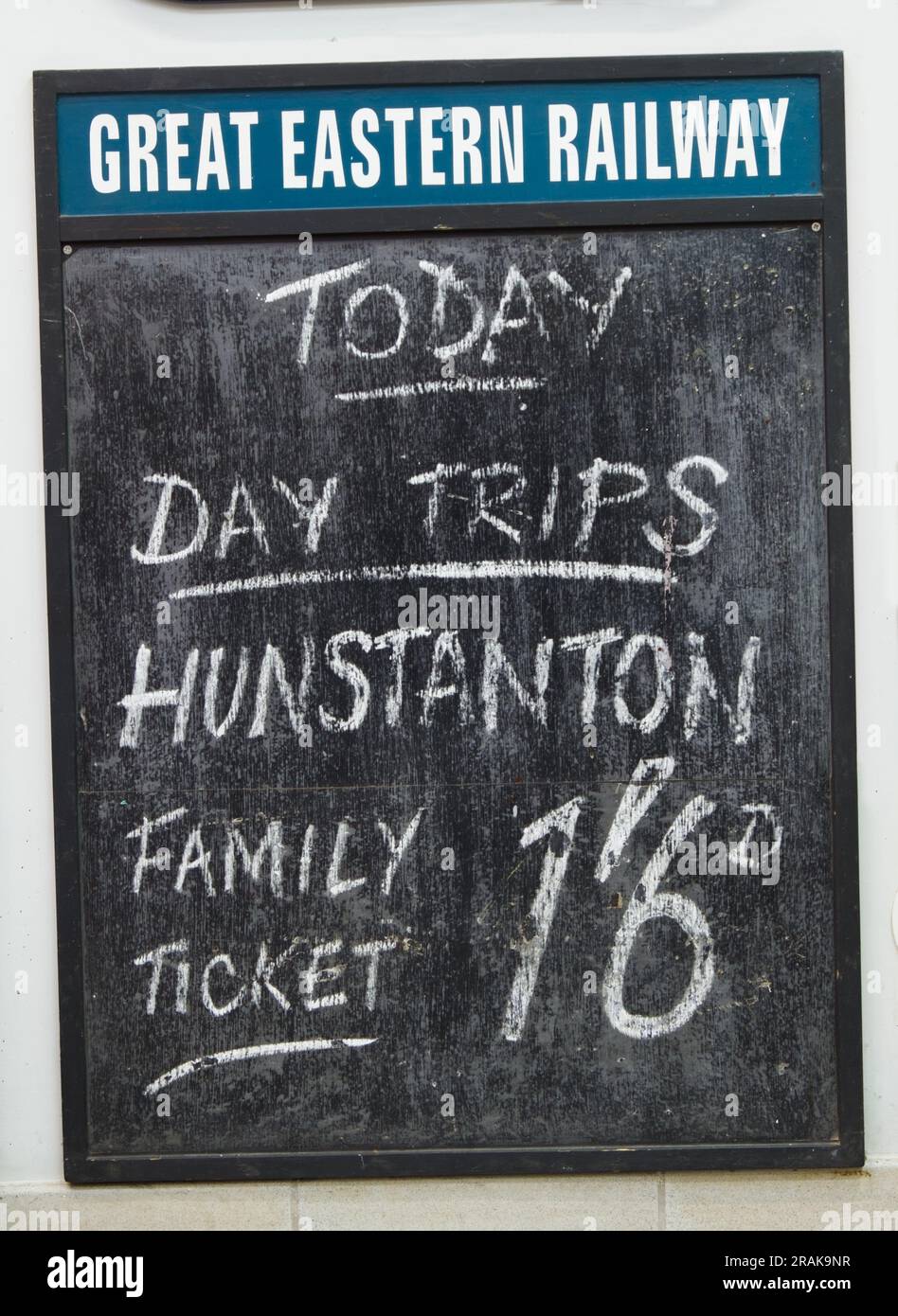 Advertising Chalk Board per la Great Eastern Railway che promuove i viaggi di un giorno per i biglietti per famiglie a Hunstanton, Wolferton Station, Inghilterra, Regno Unito Foto Stock