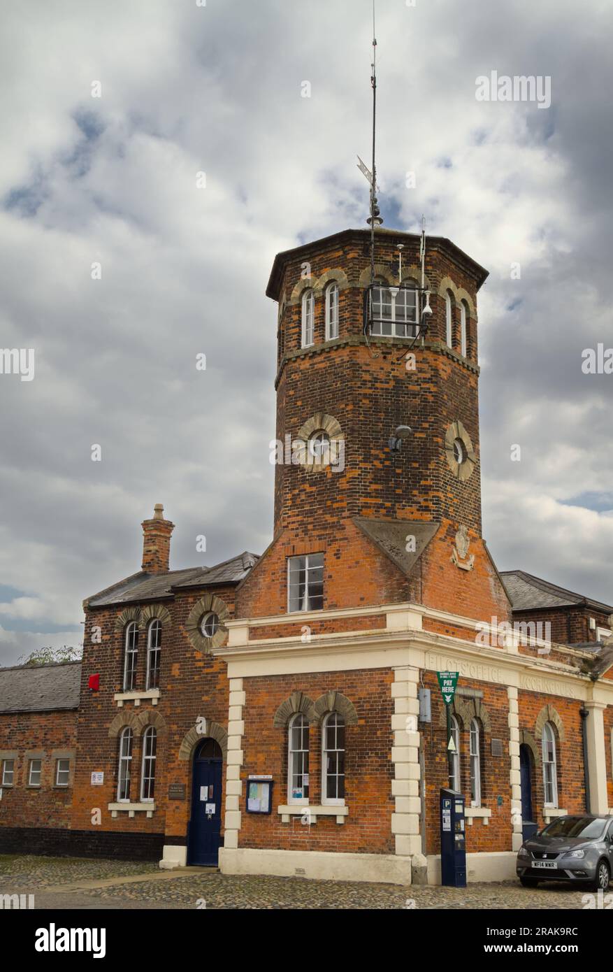 Red Brick Pilots Office con Octagonal Tower sede del King's Lynn Conservancy Board, Harbour Authority for the Great Ouse, King's Lynn UK Foto Stock