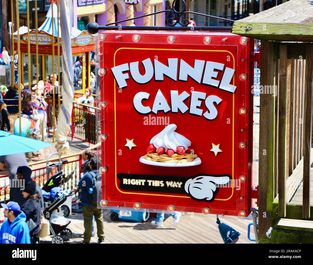 Cartello per il Fun Food Factory Funnel Cakes Pier 39 Fisherman's Wharf San Francisco California USA Foto Stock