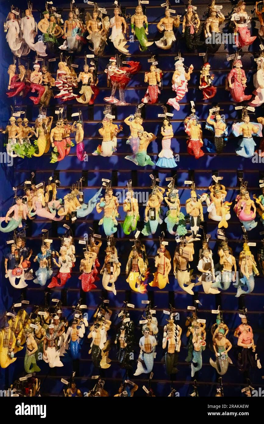 Decorazioni degli alberi di sirena/mercenari a tema LGBTQIA+ tutto l'anno a Natale a San Francisco negozio Pier 39 Fishermans Wharf San Francisco California USA Foto Stock