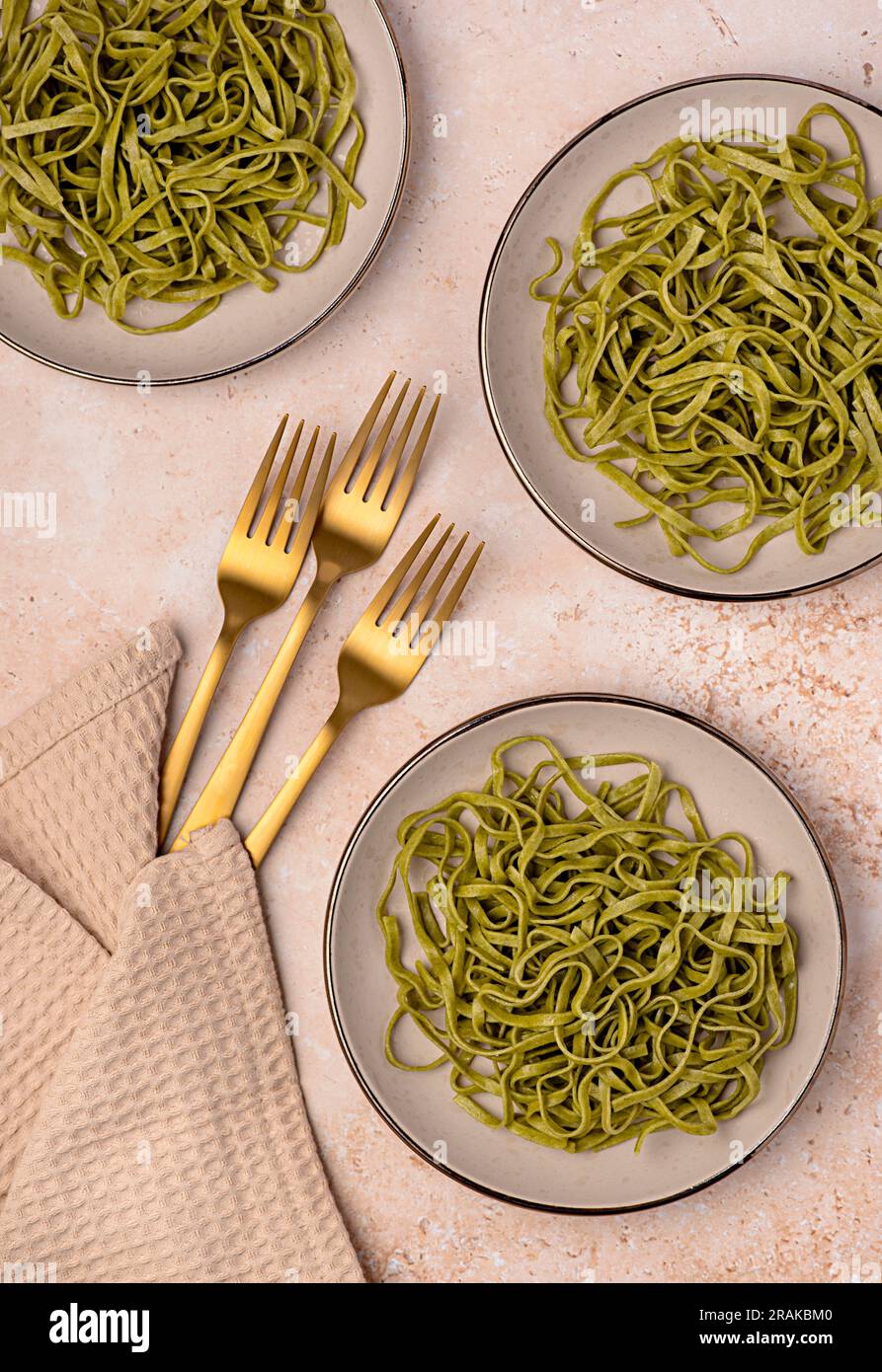 Fotografia alimentare di pasta, linguine, fettuccine, trenette, spinaci, duro, frumento, semola, forchetta, fondo, italiano Foto Stock