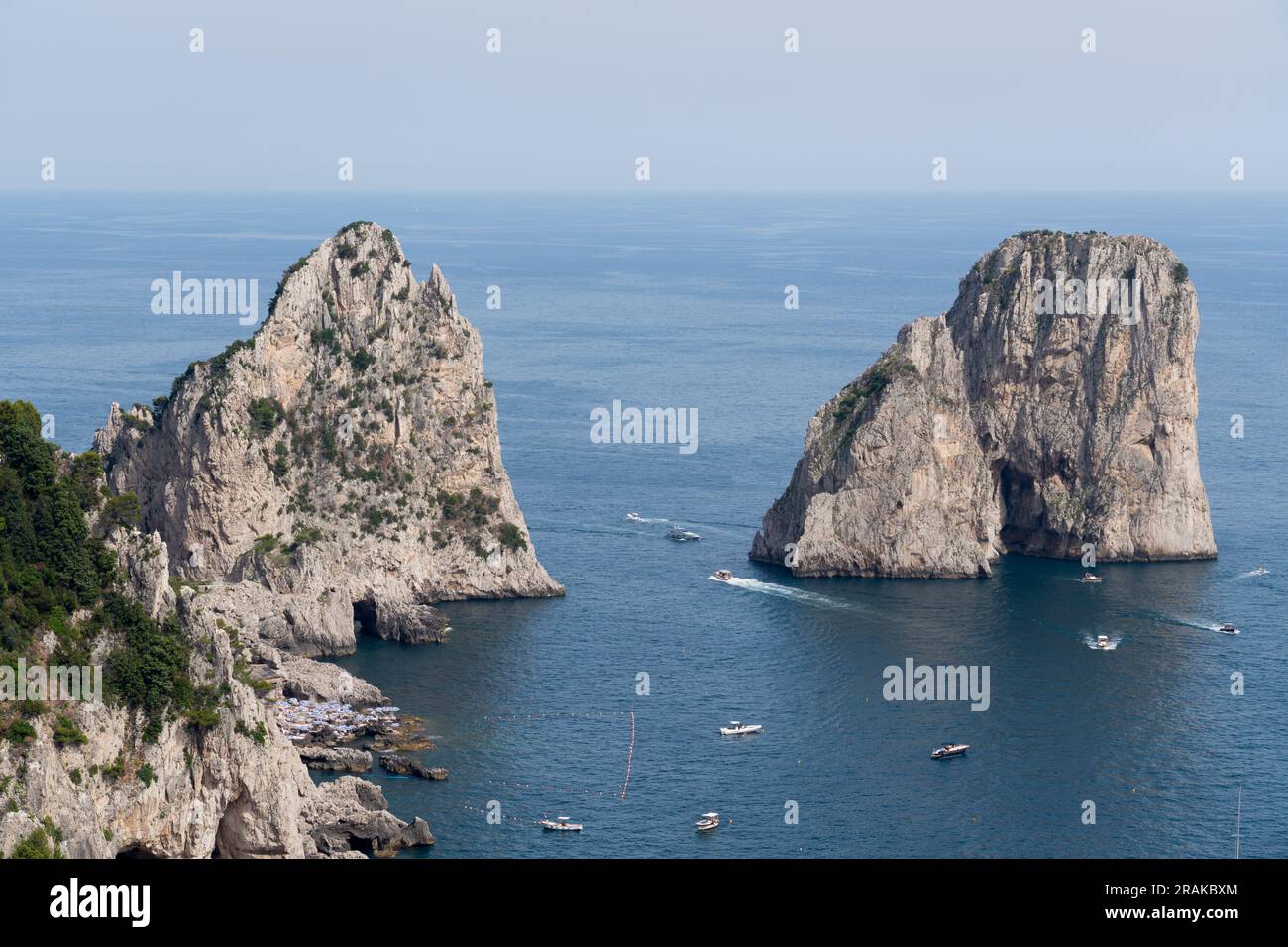 La vista più iconica di Capri sono i suggestivi Faraglioni Foto Stock
