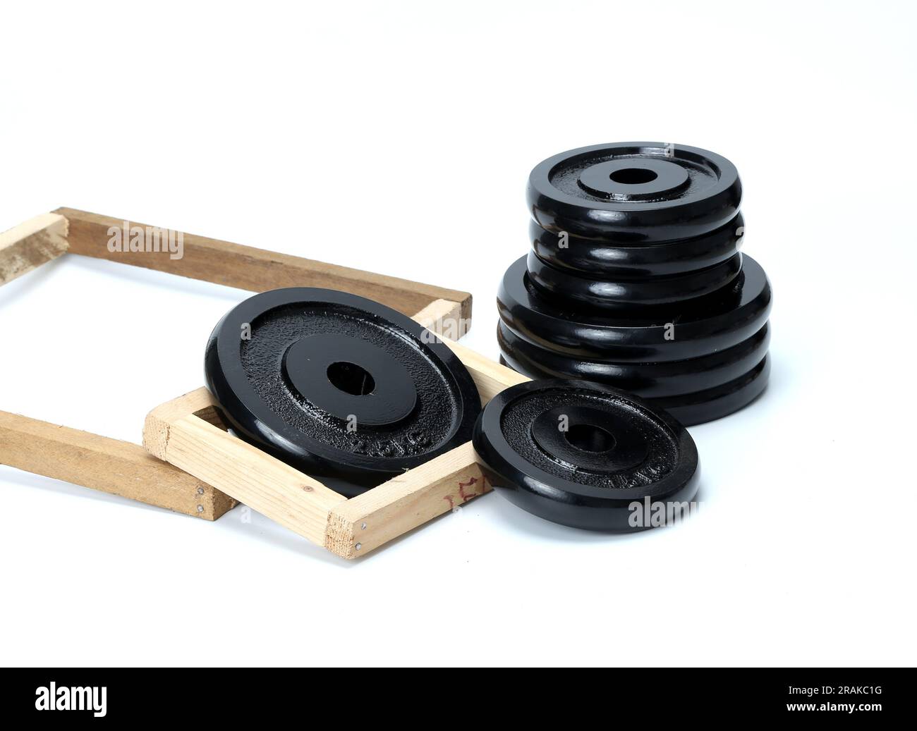 piastre di peso in metallo nero isolate su sfondo bianco Foto Stock