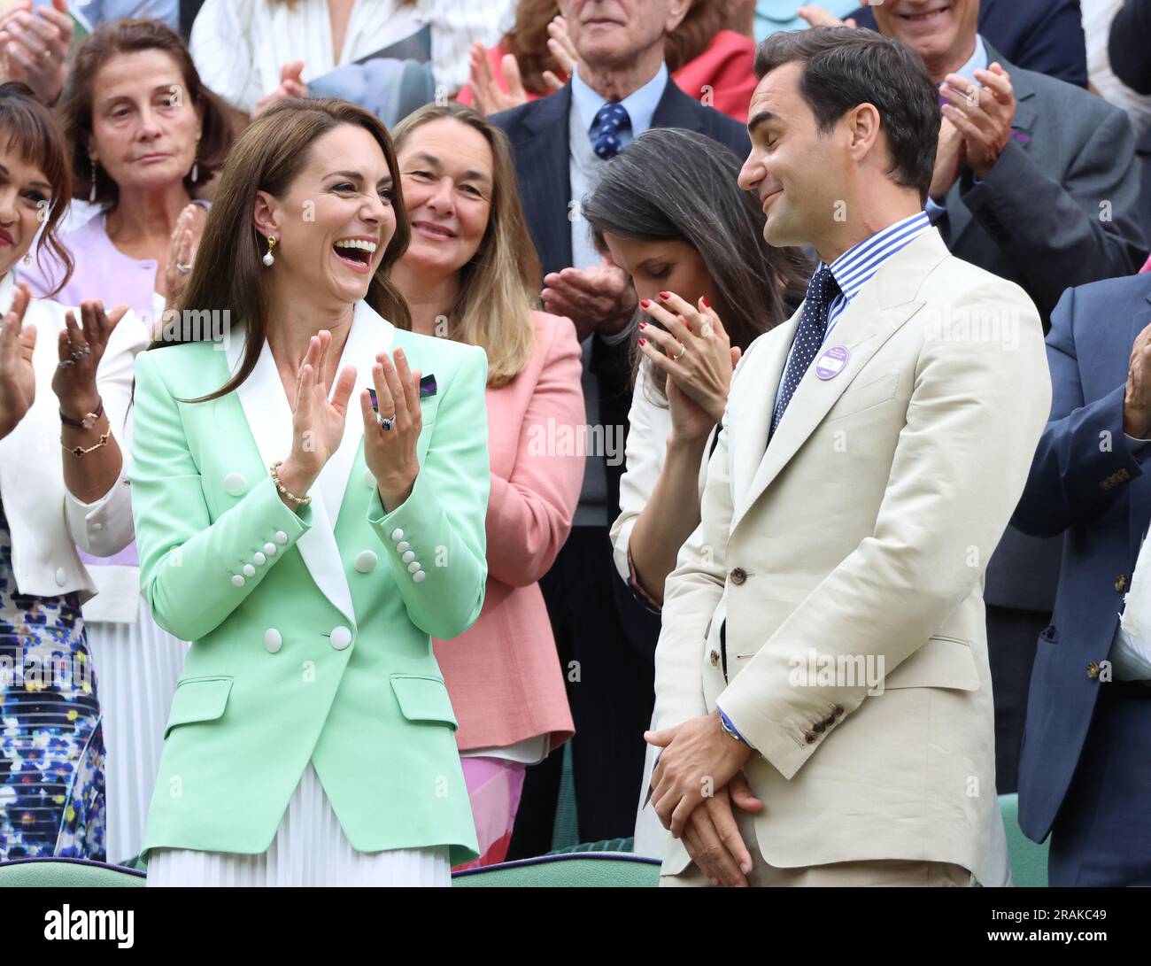 Londra, Regno Unito. 4 luglio 2023. Catherine la Principessa di Galles batte Roger Federer nel Royal box sul campo centrale il secondo giorno dei campionati di Wimbledon 2023 a Londra martedì 4 luglio 2023. Foto di Hugo Philpott/UPI credito: UPI/Alamy Live News Foto Stock
