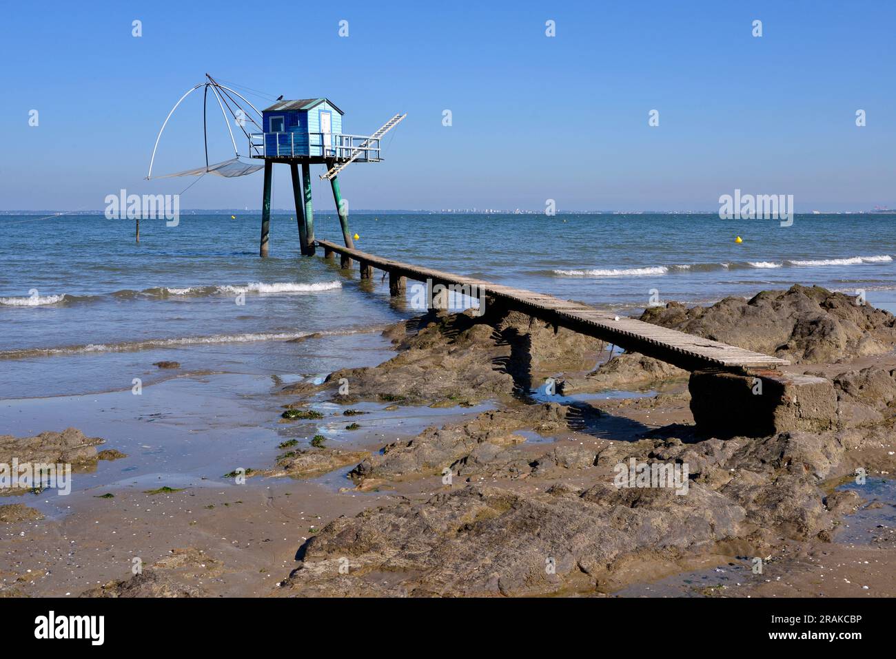 Carrucola di pesca con passerella da Saint-Michel-Chef-Chef durante la bassa marea nella regione Pays de la Loire nella Francia occidentale Foto Stock