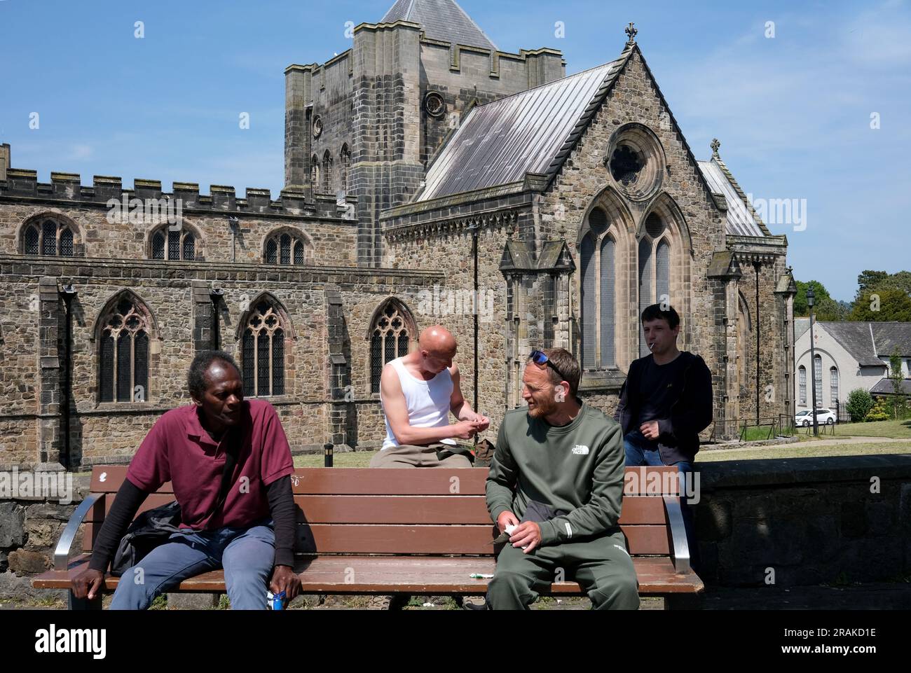 Uomini che frequentano la Cattedrale di Bangor. Bangor City, Gwynedd; Galles del Nord; Galles; Galles; Galles; Regno Unito; Regno Unito Foto Stock