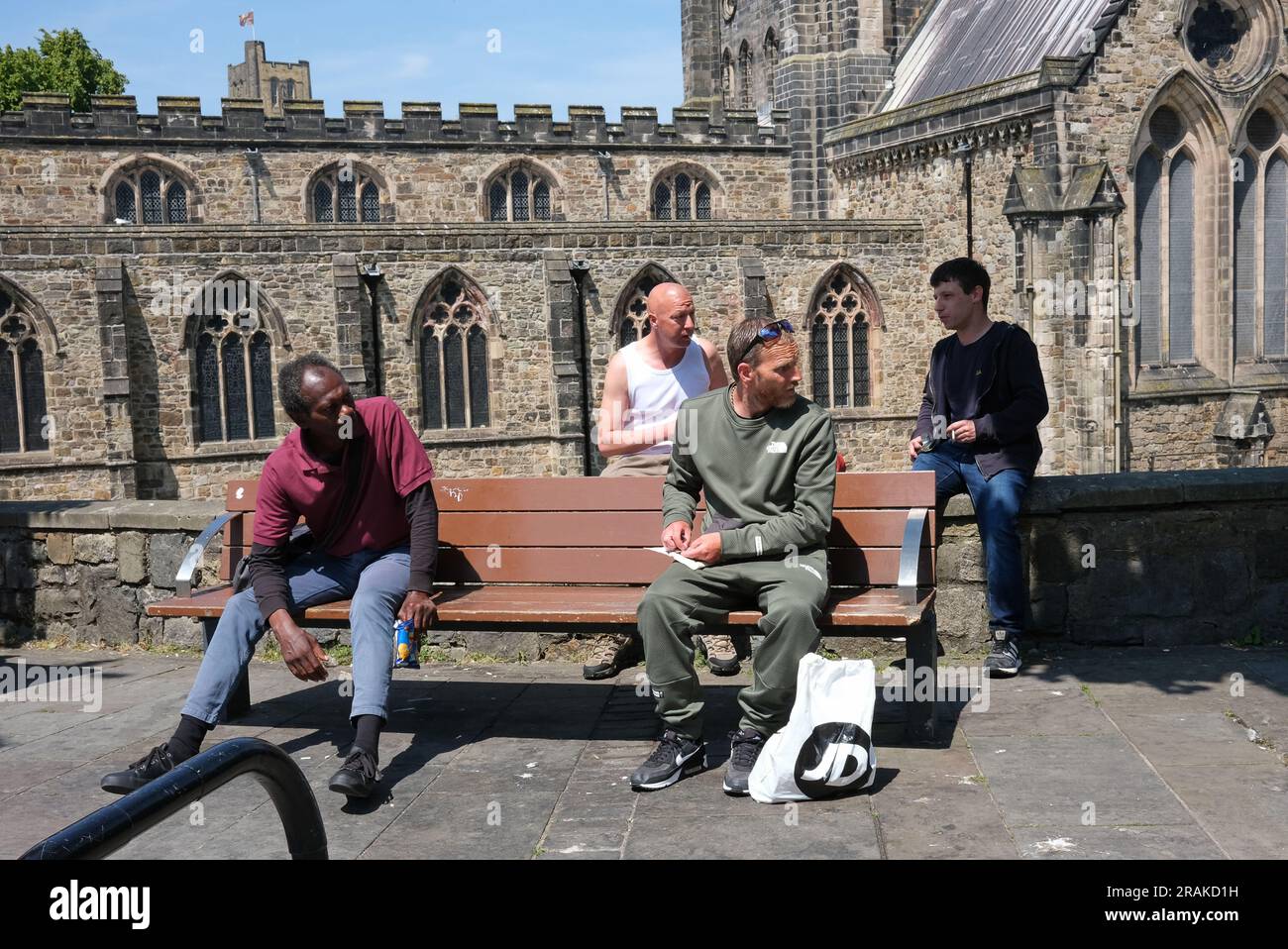 Uomini che frequentano la Cattedrale di Bangor. Bangor City, Gwynedd; Galles del Nord; Galles; Galles; Galles; Regno Unito; Regno Unito Foto Stock