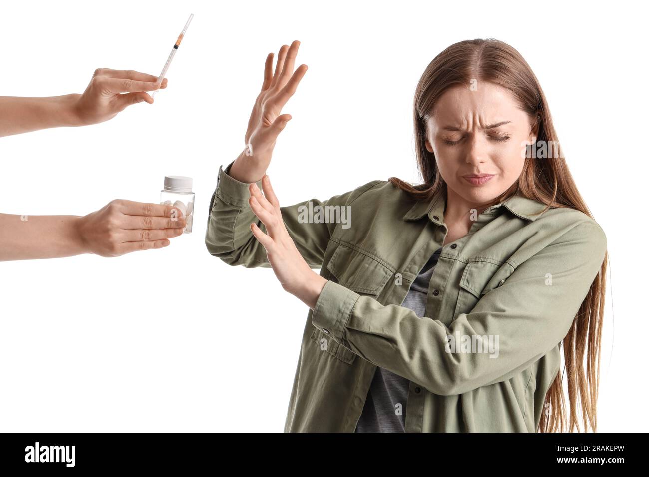 Giovane drogata che rifiuta farmaci su sfondo bianco Foto Stock