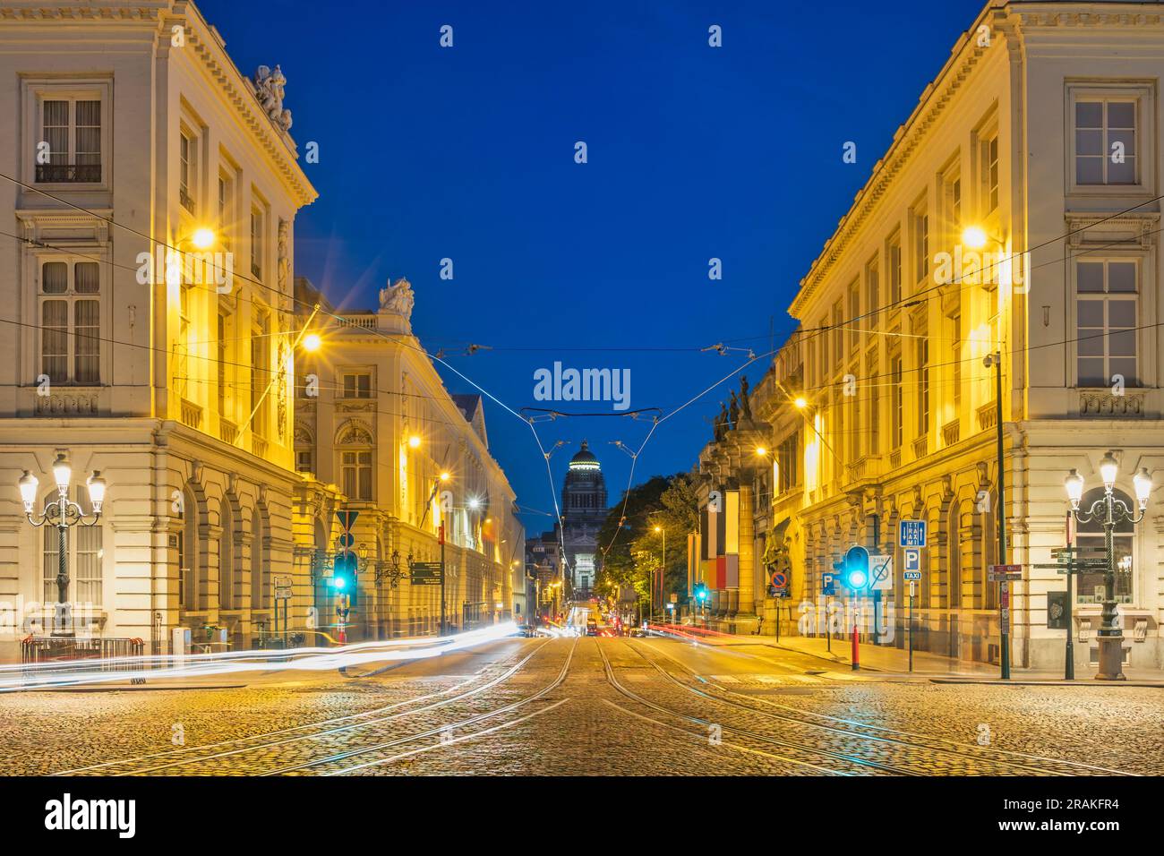 Bruxelles Belgio, skyline notturno della città presso il Palazzo di giustizia di Bruxelles con traffico Foto Stock