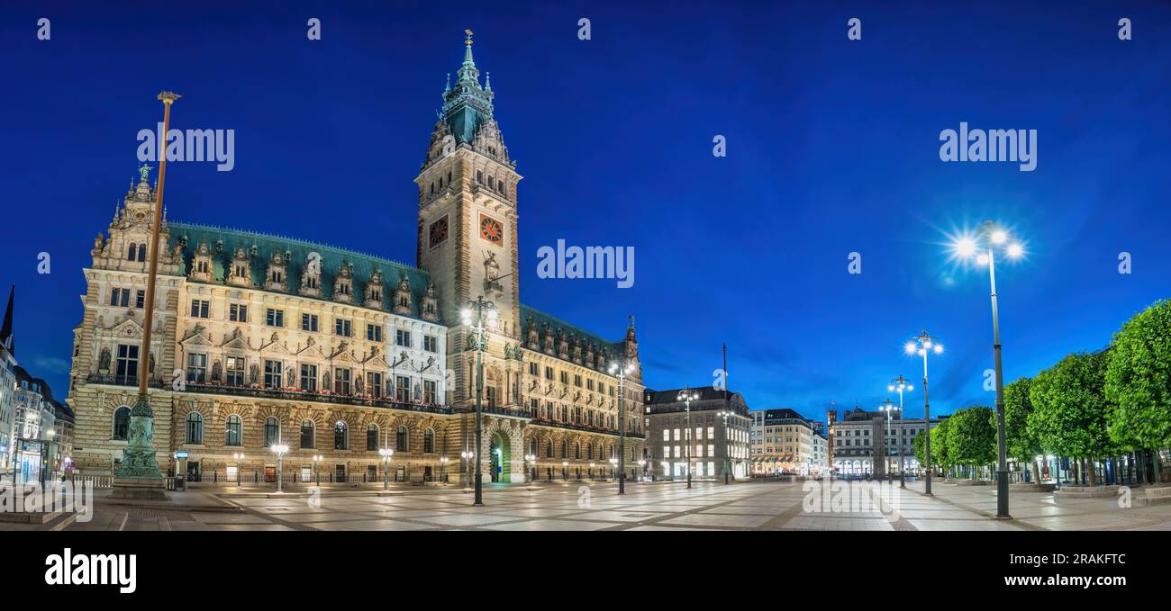 Amburgo Germania, panorama notturno dello skyline della città in Piazza del Municipio di Rathaus Foto Stock