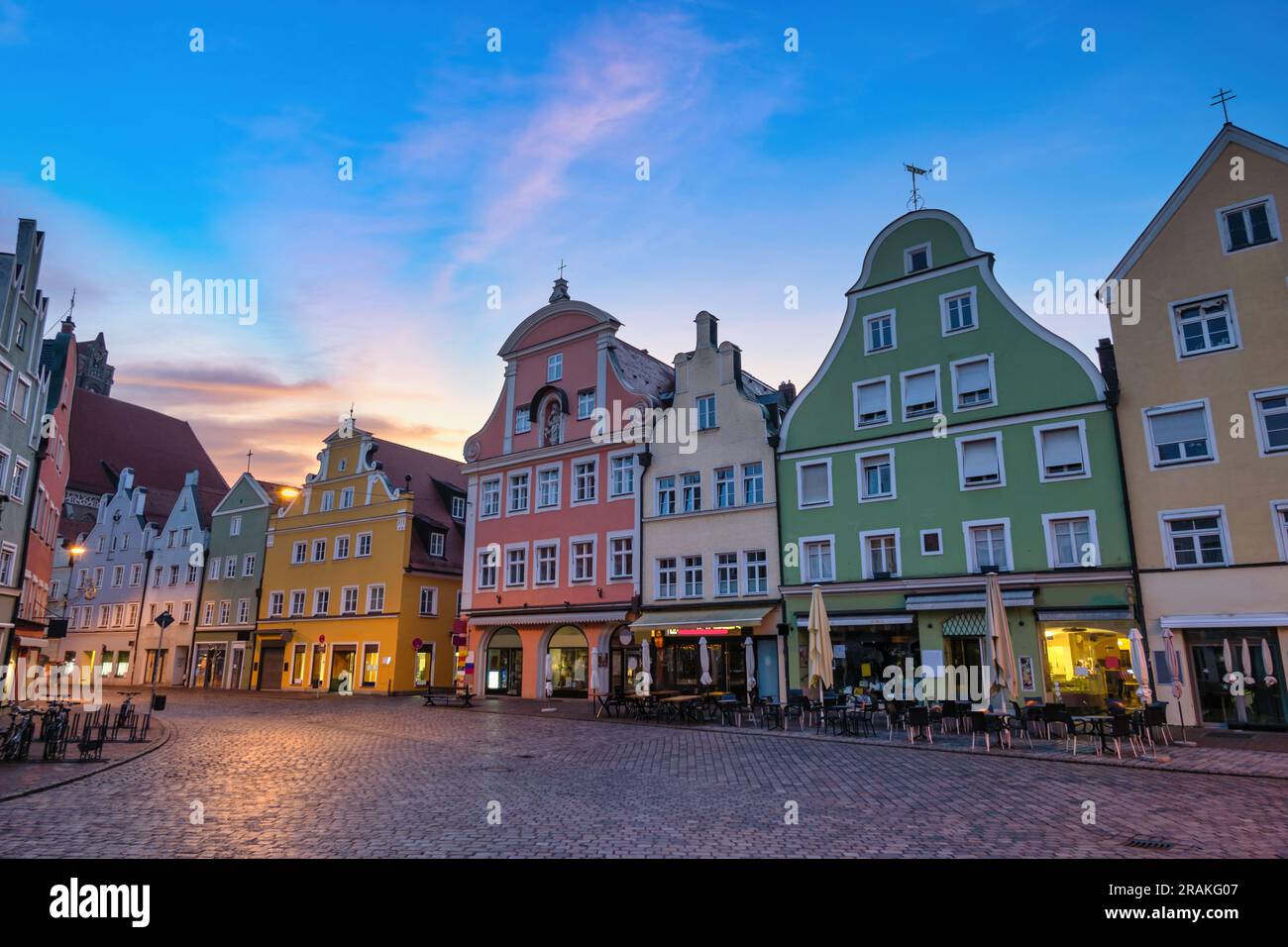 Landshut Germania, skyline della città all'alba in Old Town Altstadt Street Foto Stock