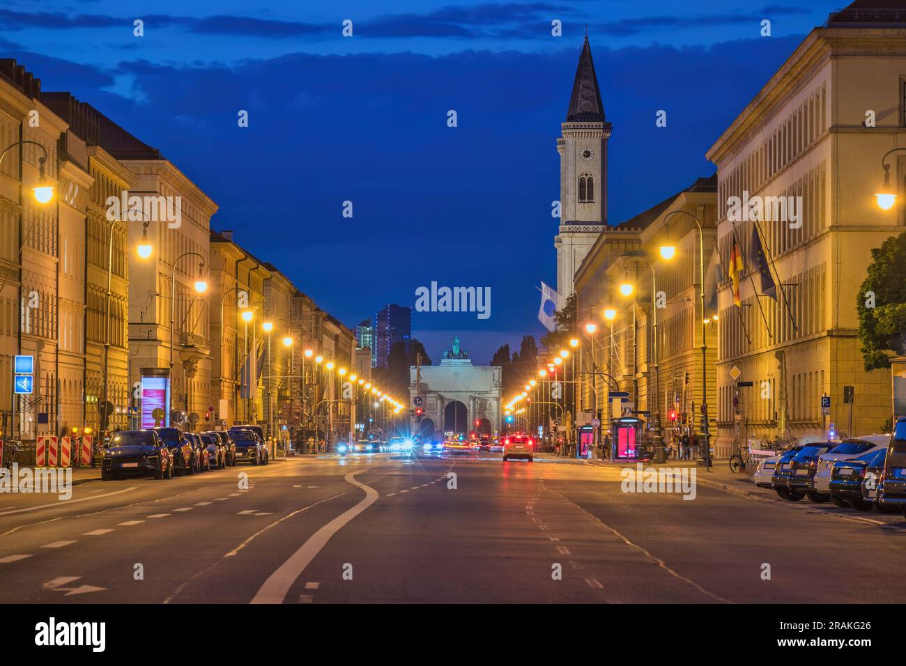 Monaco di Baviera (Monaco) Germania, skyline notturno della città di Odeonsplatz e Siegestor Foto Stock