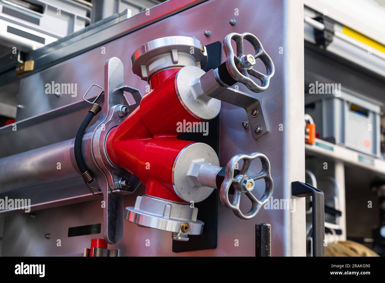 Frammento dell'interno di un motopompa antincendio con valvole per il collegamento dei tubi flessibili dell'acqua. Primo piano. Foto Stock