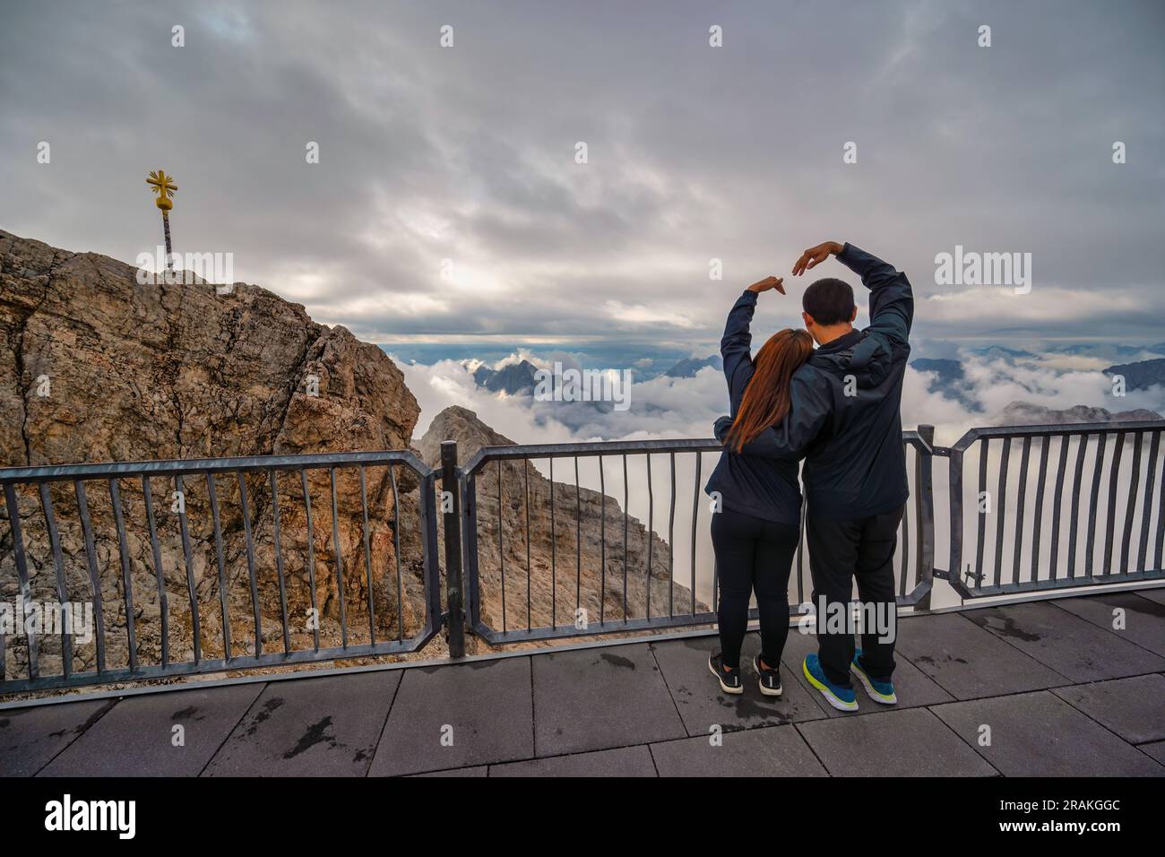 Cima dello Zugspitze cima della Germania e catena montuosa delle Alpi con una coppia di turisti innamorati, Garmisch Partenkirchen Germania Foto Stock