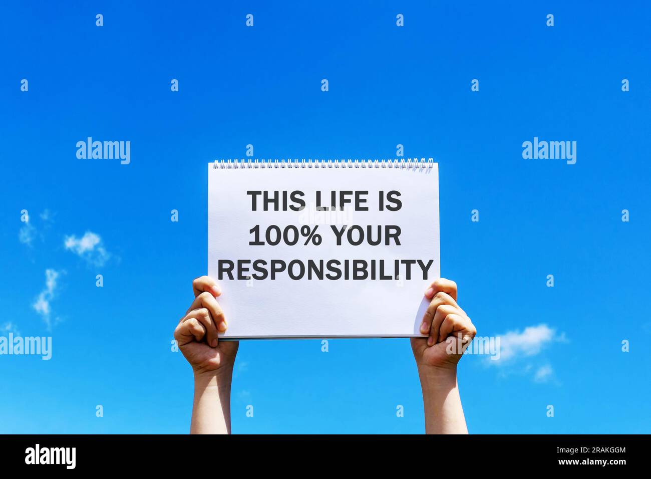 Mani con un cartello con citazioni ispiratrici: Questa vita è al 100% di responsabilità Foto Stock
