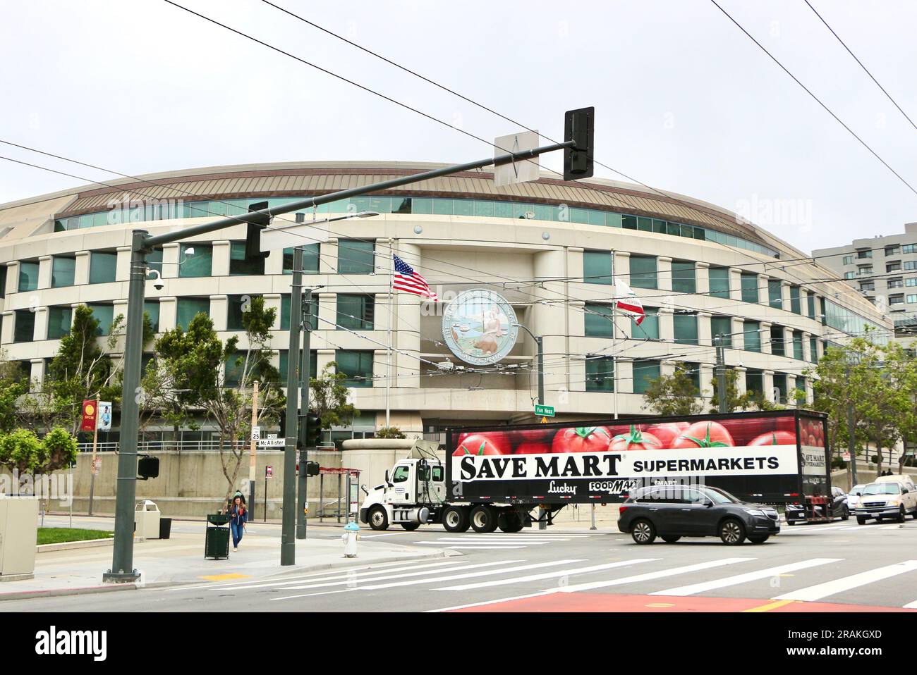 Un camion del supermercato Save Mart che passa davanti alla sede della California Public Utilities Commission San Francisco California USA Foto Stock