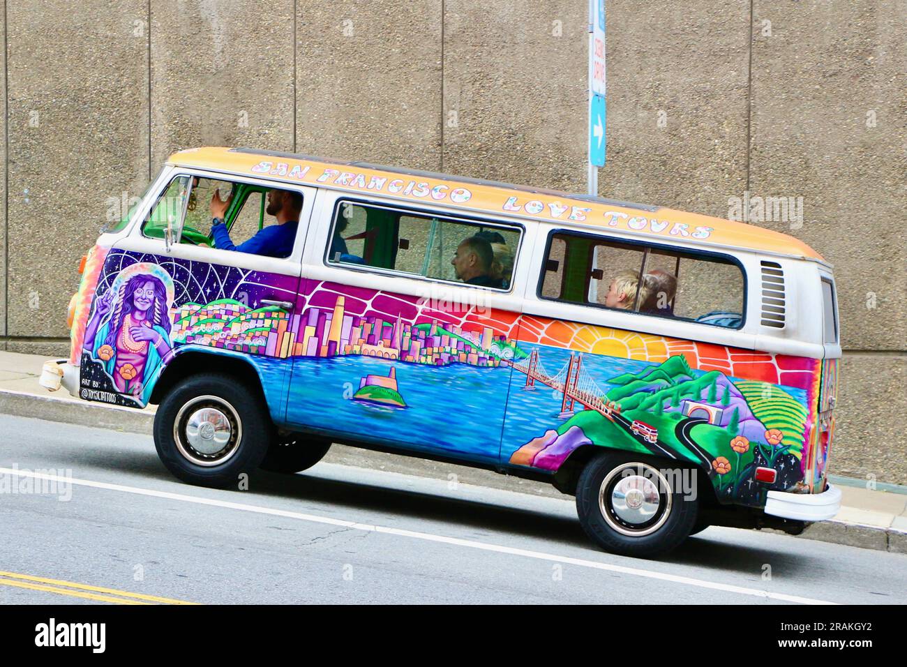 San Francisco Love Tours Volkswagen tipo 2 camper che porta i turisti su una ripida collina in un tour di San Francisco California USA Foto Stock