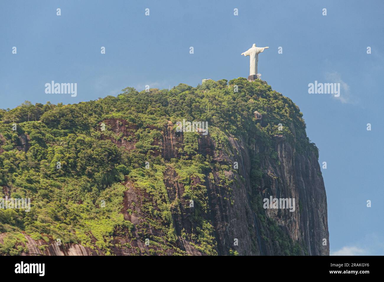 Cristo Redentore a Rio de Janeiro, Brasile - 1 marzo 2023: Statua del Cristo Redentore vista dal quartiere dell'orto botanico di Rio de Janeir Foto Stock