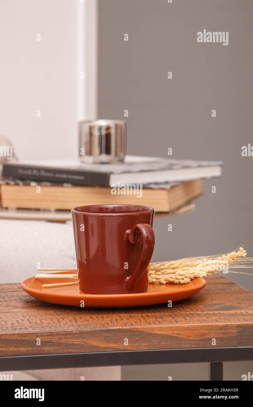 Tazza e un ramo di grano su una tavola a Rio de Janeiro. Foto Stock