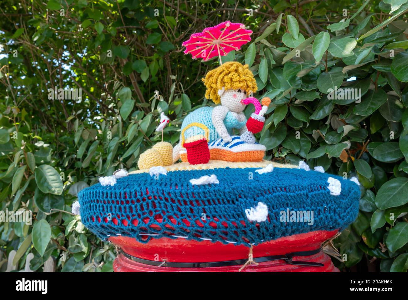 Cima del box postale lavorato a maglia per la scena della spiaggia a Selsey nel West Sussex, Inghilterra Foto Stock