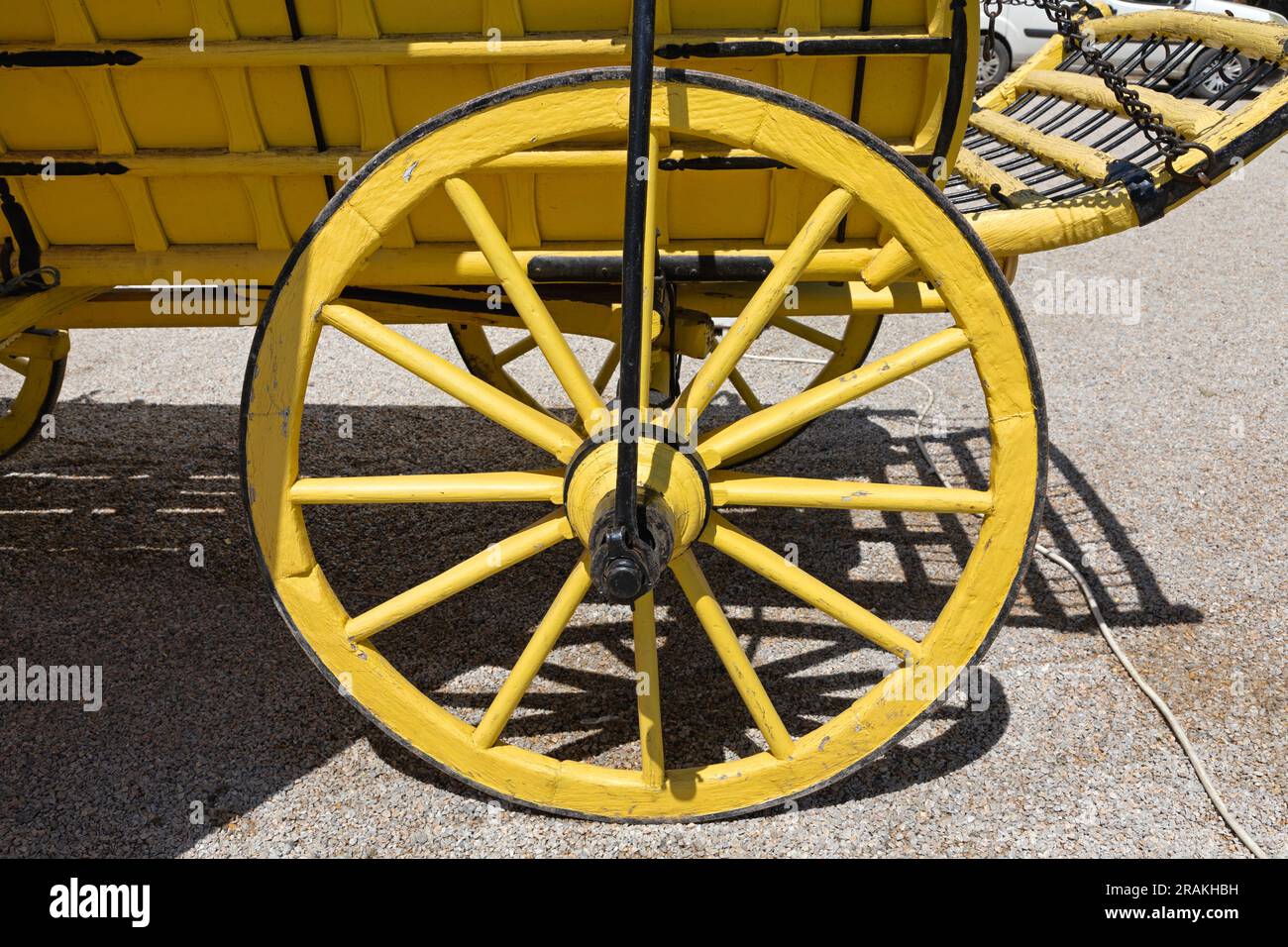 Vagone in legno giallo ruota in legno veicolo da trasporto vecchio Foto Stock
