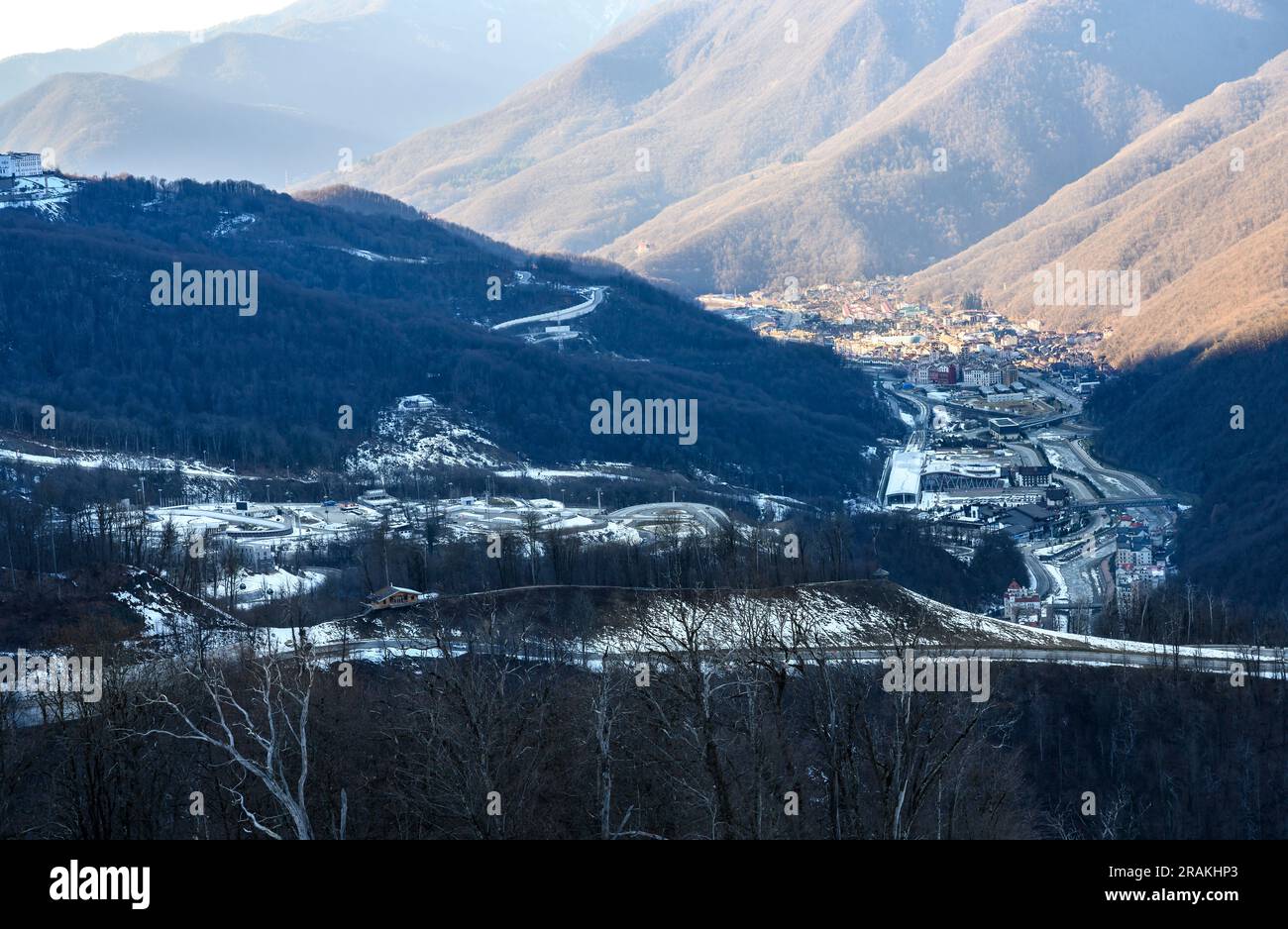 Vista aerea del villaggio di Rosa Khutor, una stazione sciistica situata tra gli speroni delle montagne del Caucaso Foto Stock