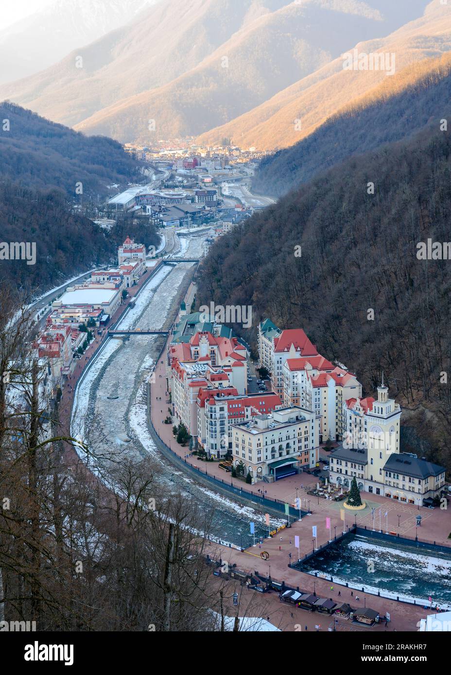 Vista aerea del villaggio di Rosa Khutor, una stazione sciistica situata tra gli speroni delle montagne del Caucaso Foto Stock