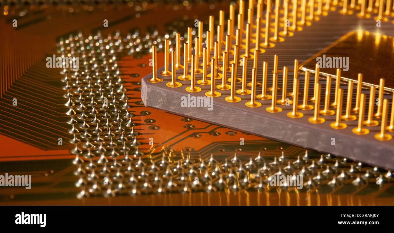 Scheda a circuito stampato con presa PGA e unità processore centrale in primo piano Foto Stock