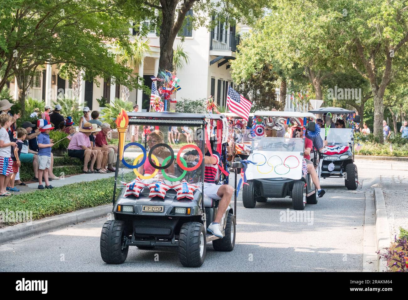 I golf cart decorati in colori patriottici onorano la squadra olimpica degli Stati Uniti durante l'annuale parata di biciclette e golf cart che celebra il giorno dell'indipendenza presso la i'on Community, il 4 luglio 2021 a Mt Pleasant, South Carolina. Foto Stock