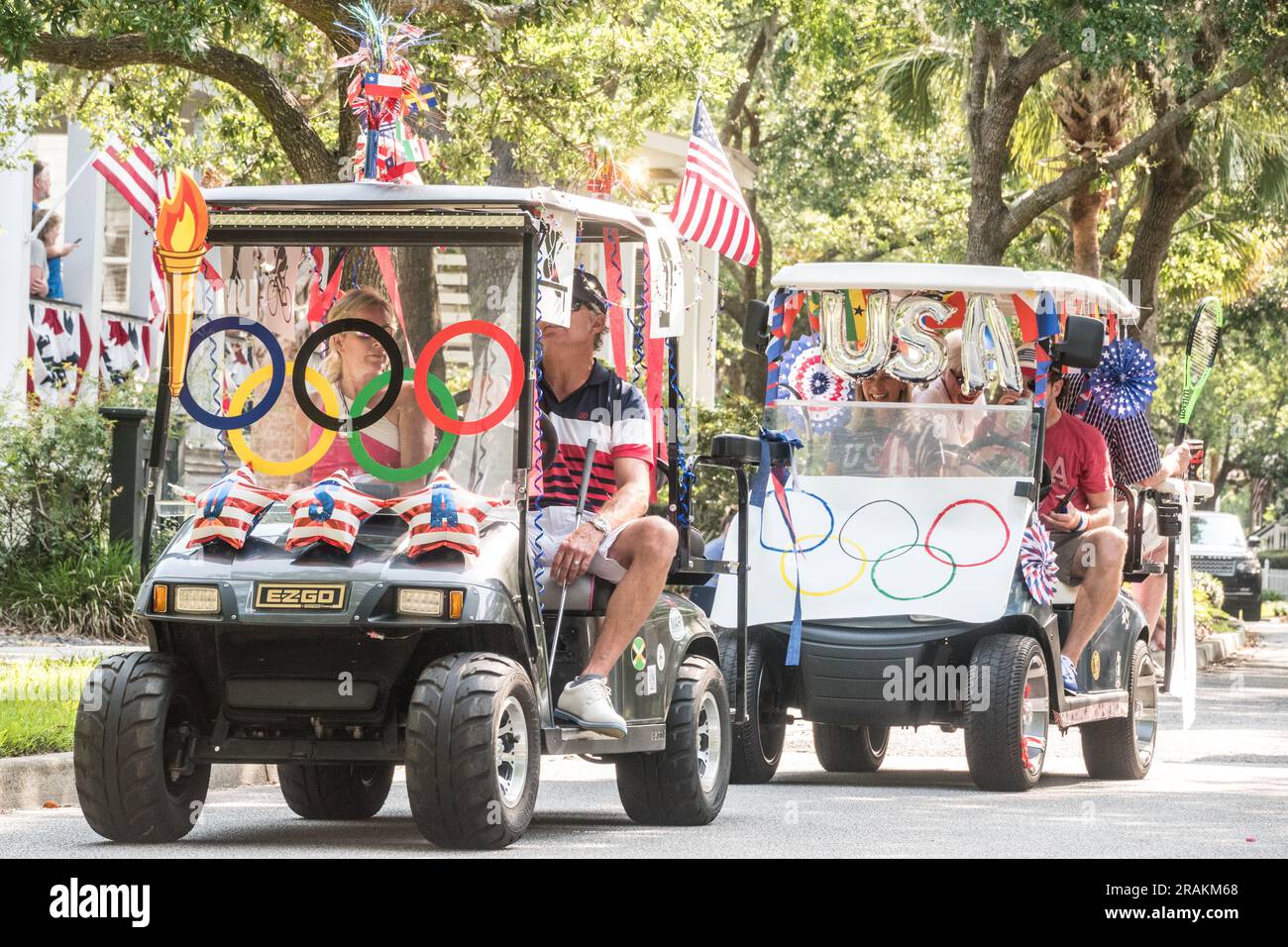 I golf cart decorati in colori patriottici onorano la squadra olimpica degli Stati Uniti durante l'annuale parata di biciclette e golf cart che celebra il giorno dell'indipendenza presso la i'on Community, il 4 luglio 2021 a Mt Pleasant, South Carolina. Foto Stock