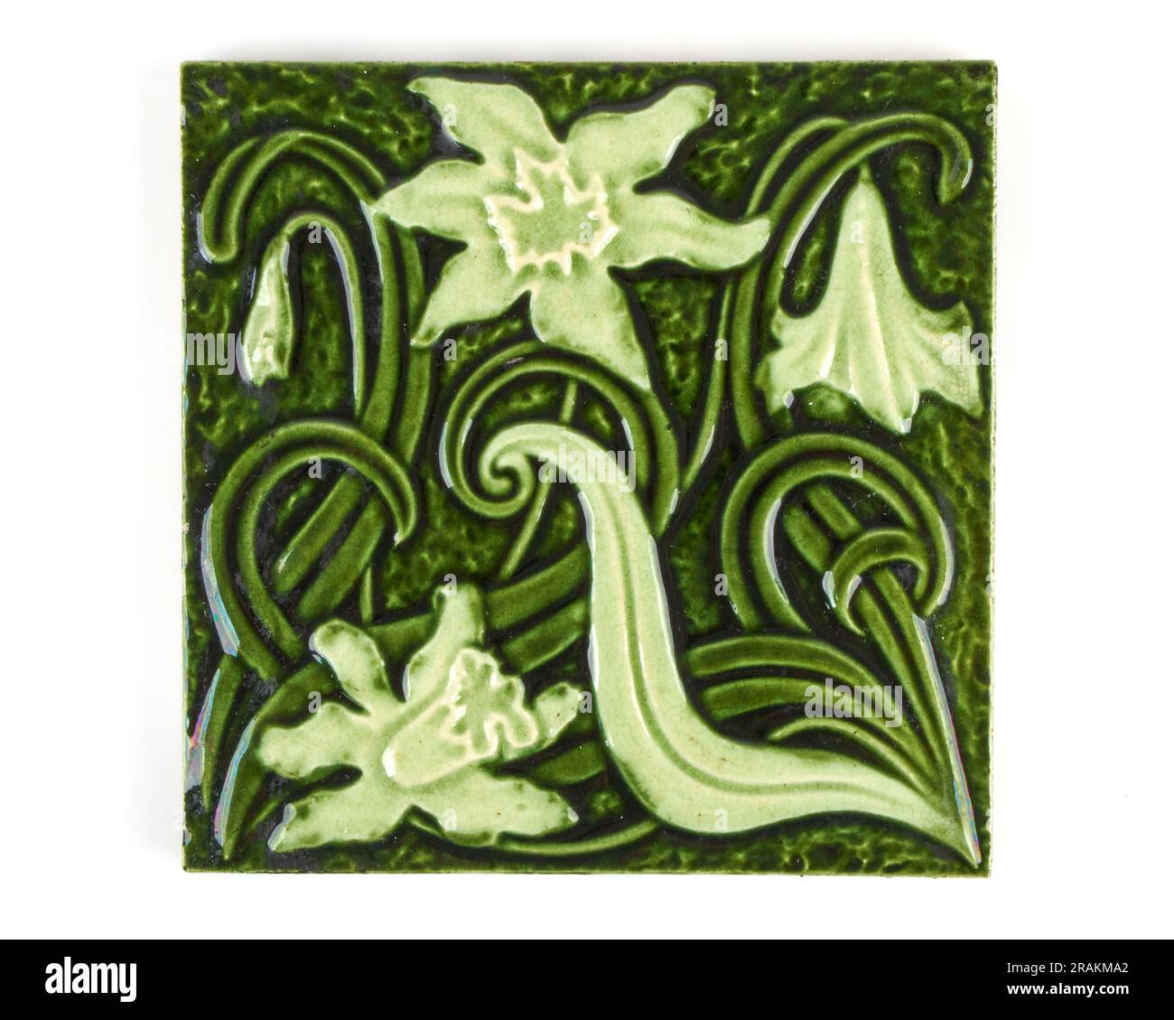Antica piastrella di ceramica in narciso verde Art Nouveau inglese del 1900 Foto Stock