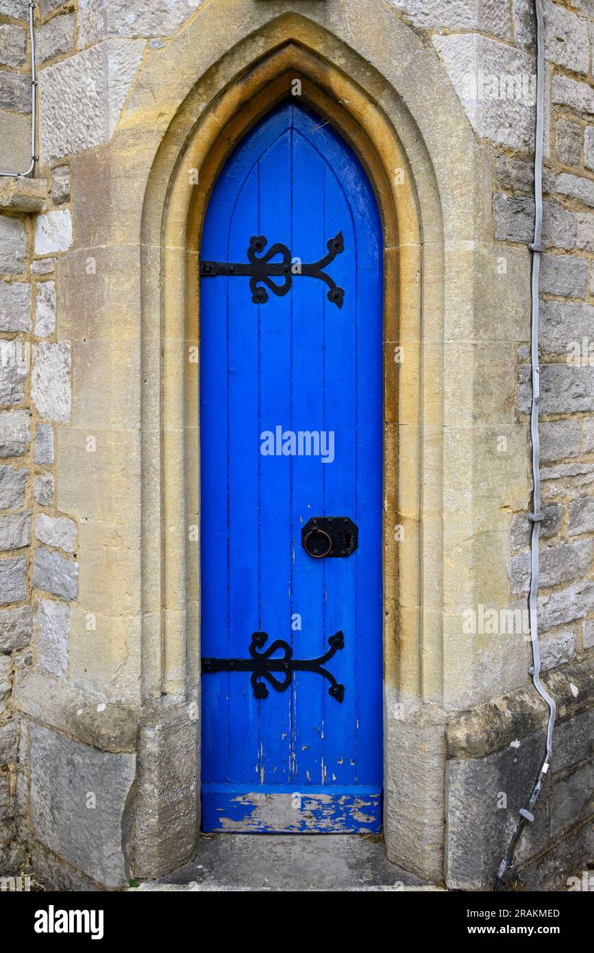 Porta blu, alta, sottile, chiesa di San Pietro e San Paolo, Ringwood, Hampshire, Regno Unito Foto Stock