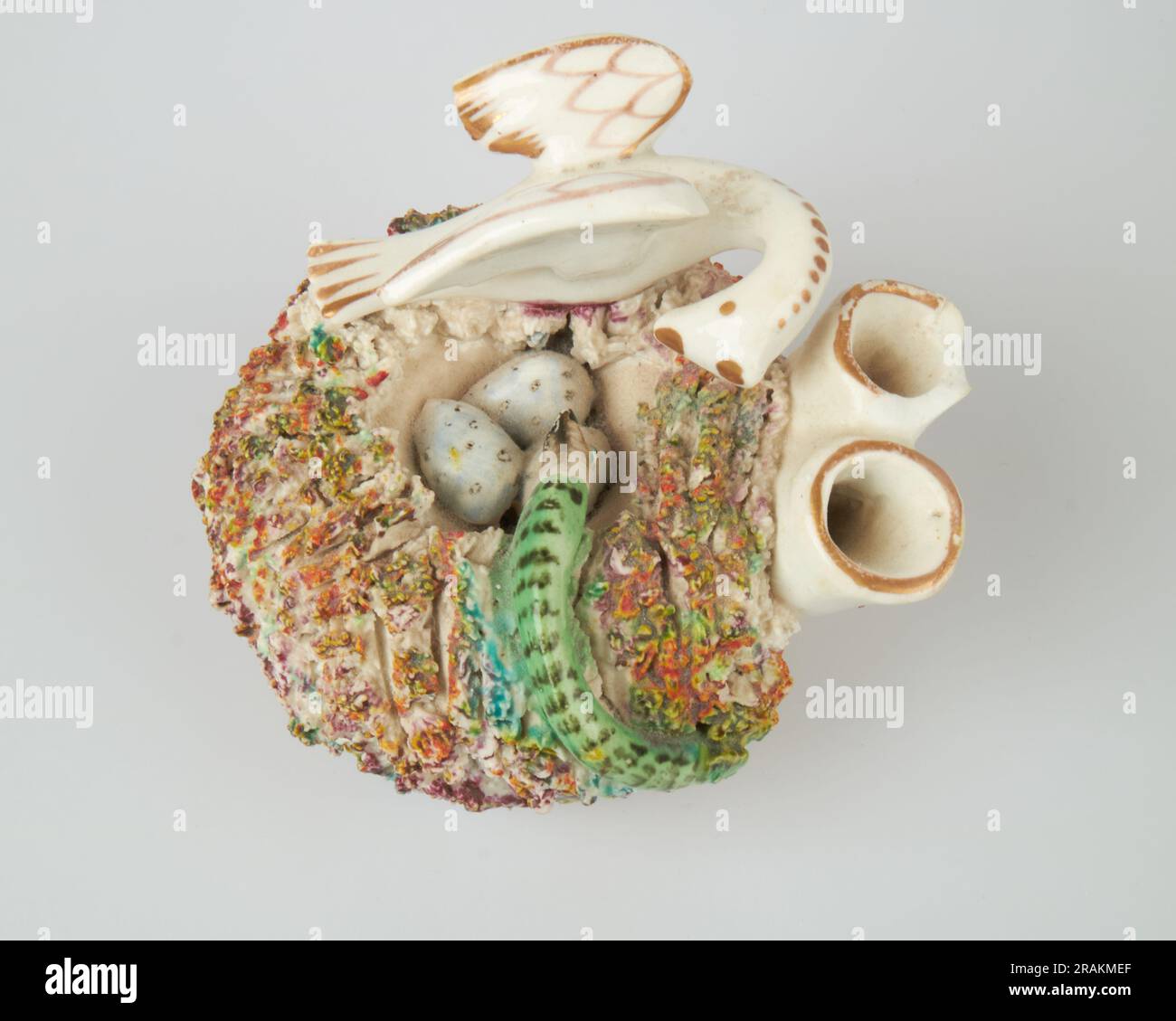 Antico nido dello Staffordshire, pozzo di ceramiche per uccelli e serpenti Foto Stock