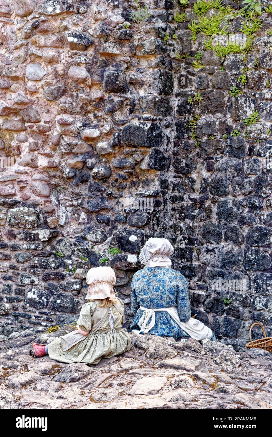 Bambini che indossano costumi pseudo-vittoriani al castello di Raglan - Monmothshire, Galles del Sud, Regno Unito. 25 giugno 2023 Foto Stock