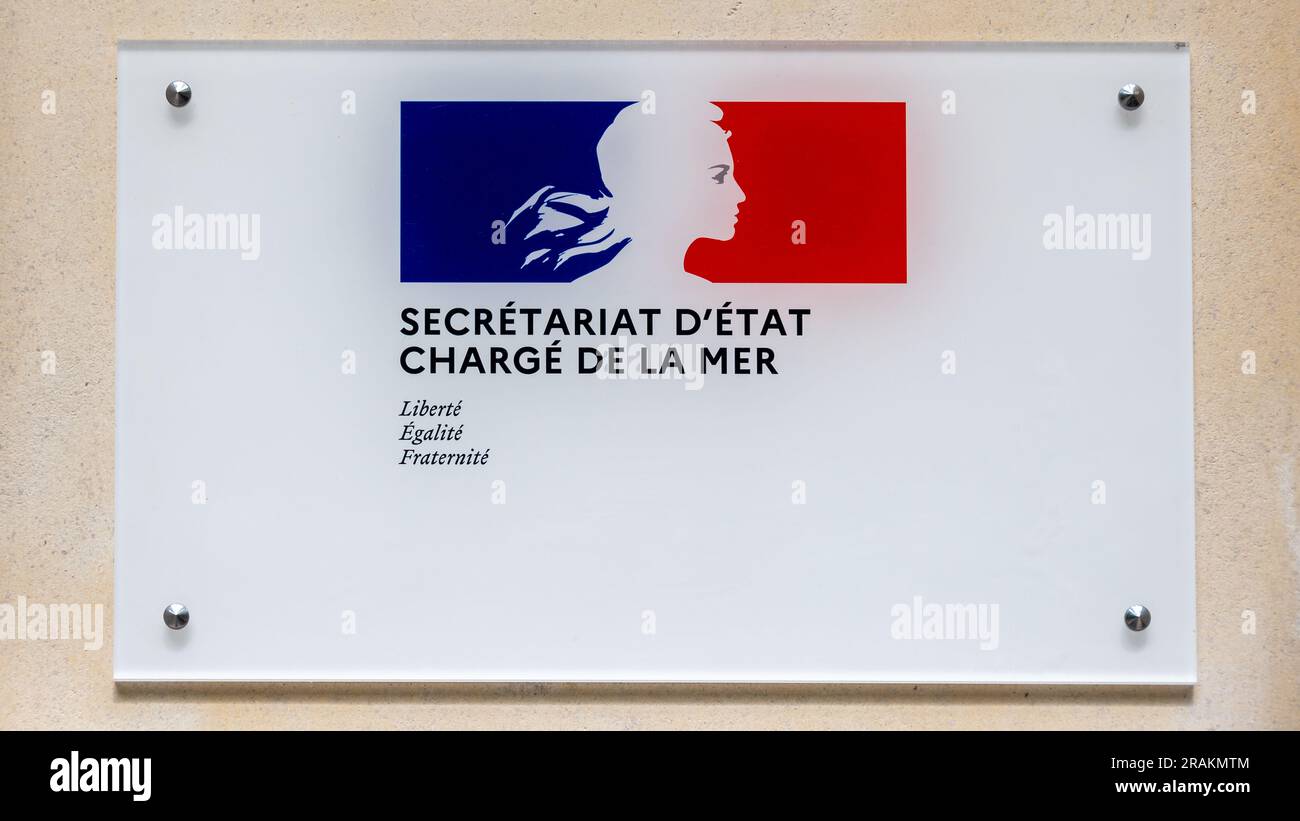 Primo piano della targa fissata all'ingresso dell'edificio della Segreteria di Stato per il mare con il logo della Repubblica francese Foto Stock