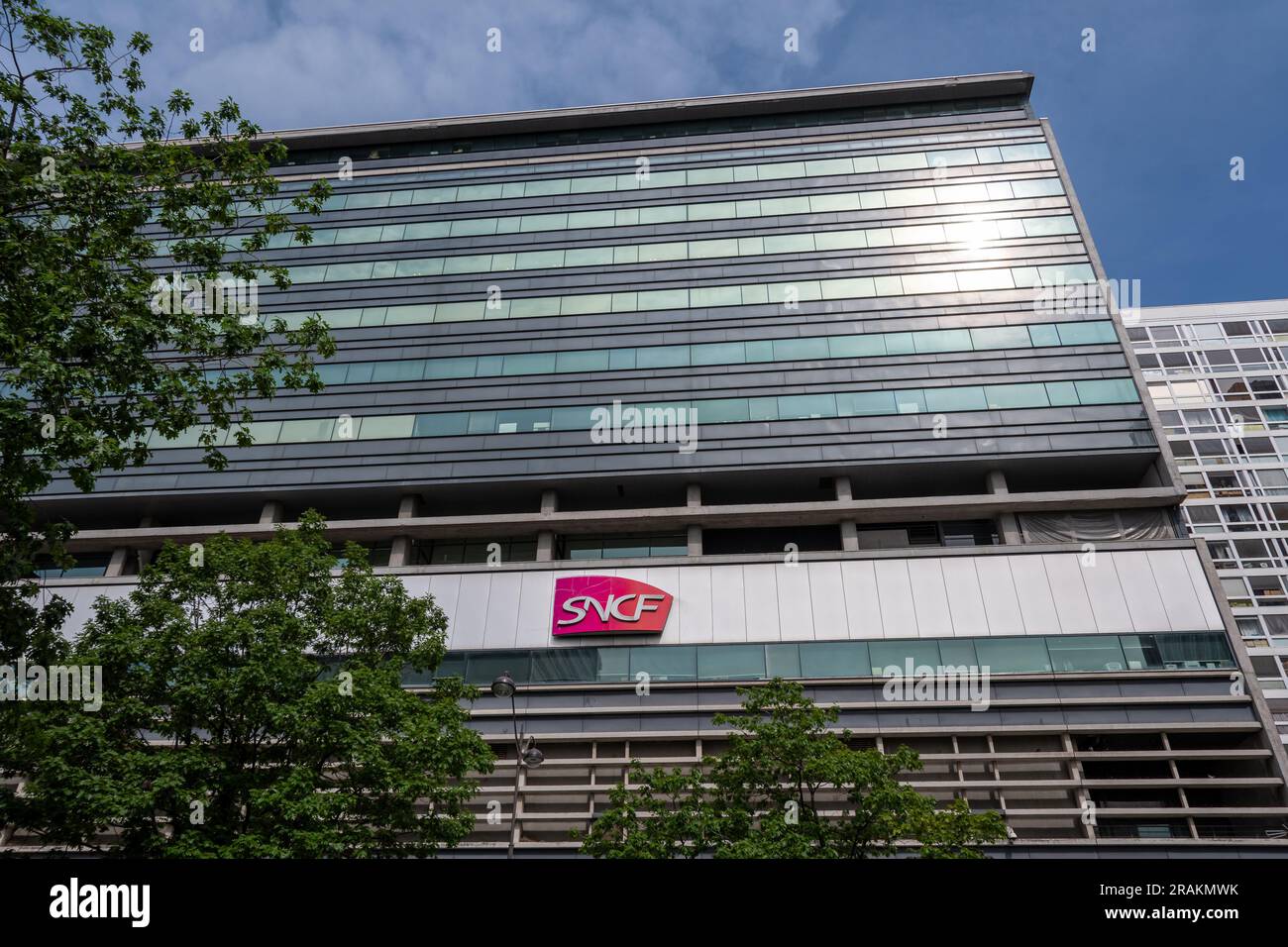 Vista esterna dell'edificio che ospita la sede della SNCF, Société Nationale des Chemins de Fer French, la società ferroviaria pubblica francese Foto Stock