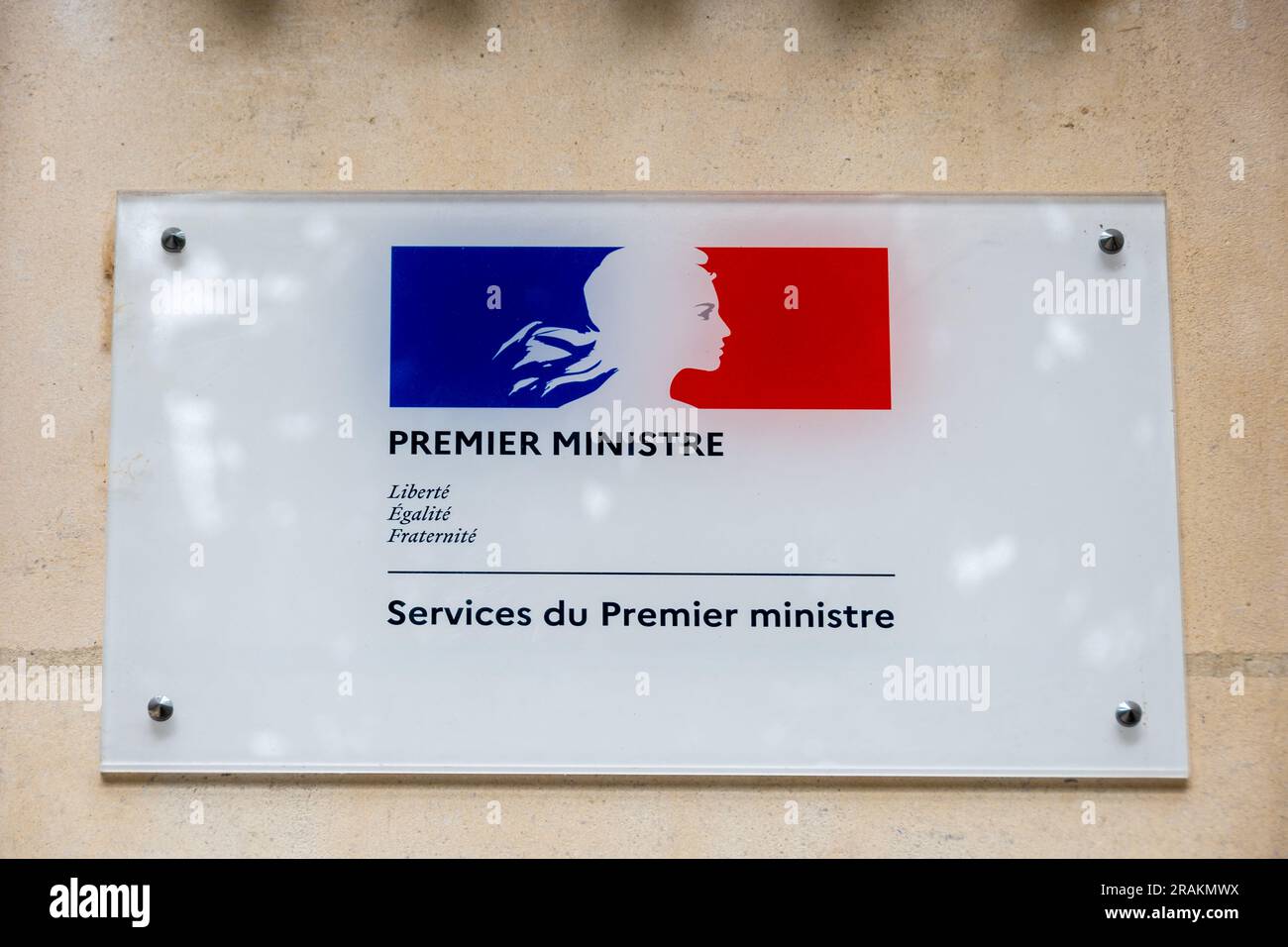 Primo piano della targa fissata all'ingresso di un edificio che ospita i servizi del primo Ministro con il logo della Repubblica francese Foto Stock