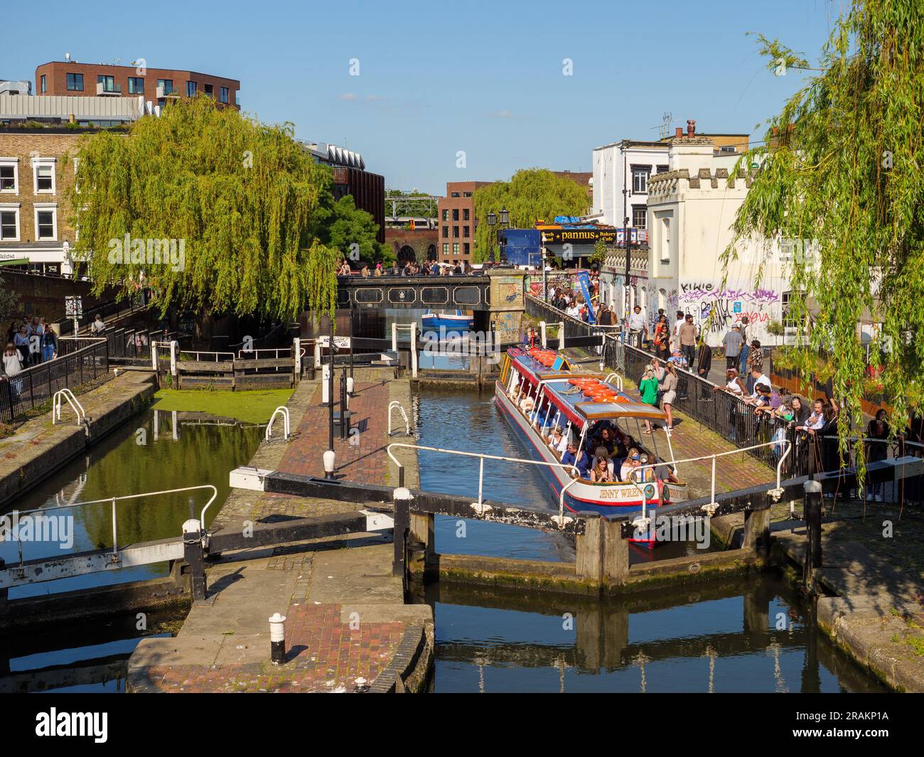 Crociera in barca stretta attraverso le chiuse del Grand Union Canal a Camden Town, Londra, Regno Unito Foto Stock