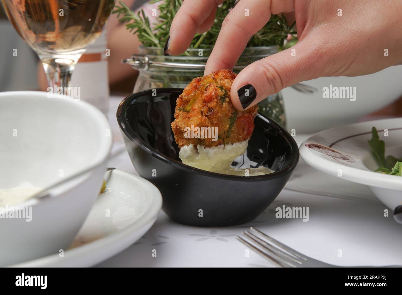 Torte di pesce tradizionali servite nel ristorante Foto Stock