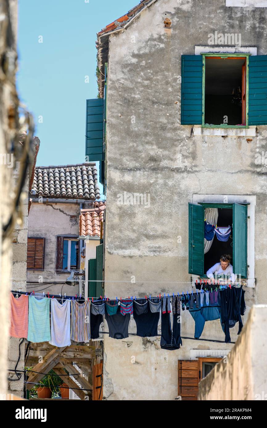 Giornata di lavaggio nella città vecchia medievale di Spalato, accanto alle mura del Palazzo di Diocleziano, Spalato, Dalmazia, Croazia. Foto Stock