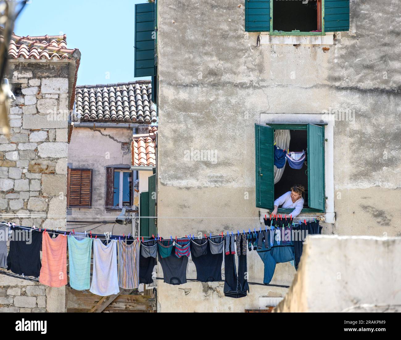 Giornata di lavaggio nella città vecchia medievale di Spalato, accanto alle mura del Palazzo di Diocleziano, Spalato, Dalmazia, Croazia. Foto Stock